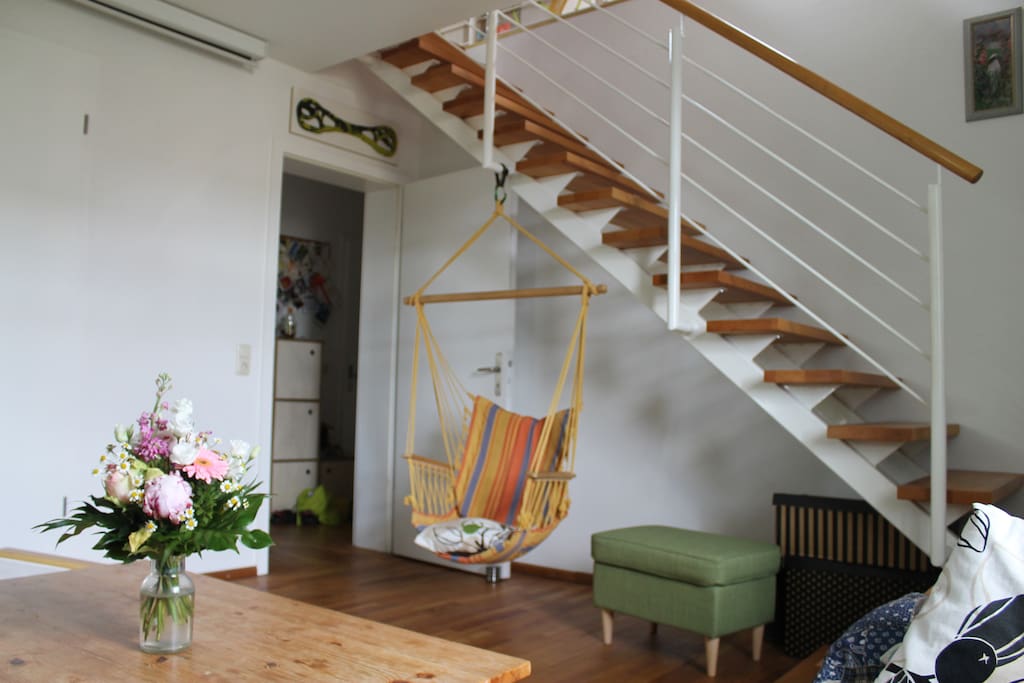 Das Schlafzimmer und das Wohnzimmer sind über eine Treppe verbunden.