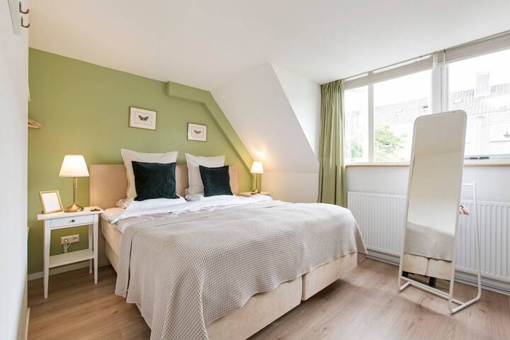 Room in Utrecht with bonus bikes&free car parking.