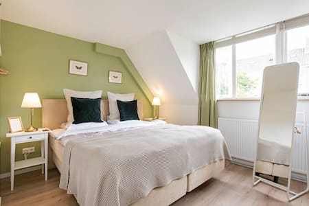 Room in Utrecht with bonus bikes&free car parking.