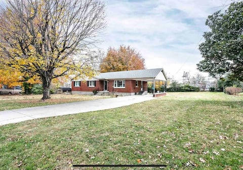 Near downtown, great parking, serene, pool table