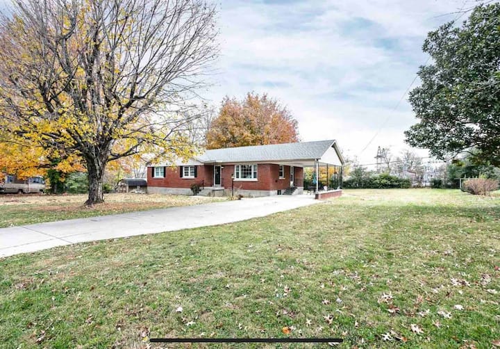 Near downtown, great parking, serene, pool table