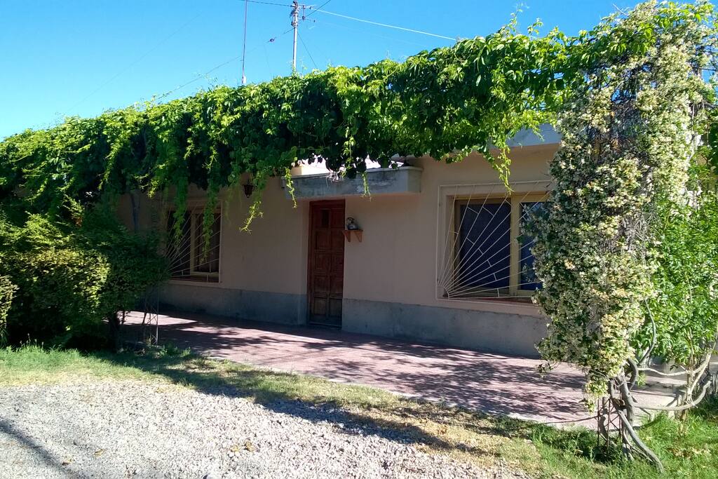 Casa de Huespedes. Casa completamente equipada confortable y en compañía de naturaleza y cultivos.