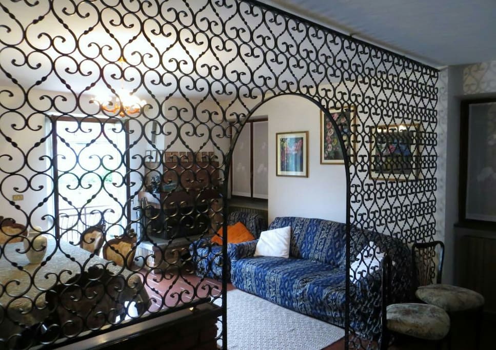Salotto subito all'entrata dell'appartamento, con finestra che si affaccia su un primo lungo terrazzo