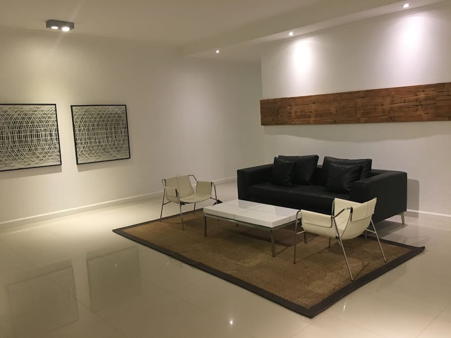 Ingreso secundario edificio