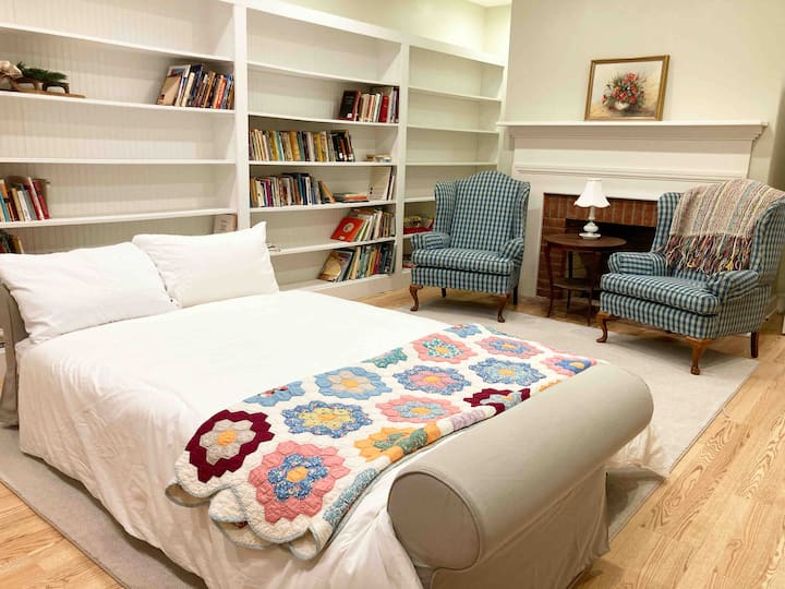 มีที่นอนเสริมในห้องสมุดของ Boxwood House