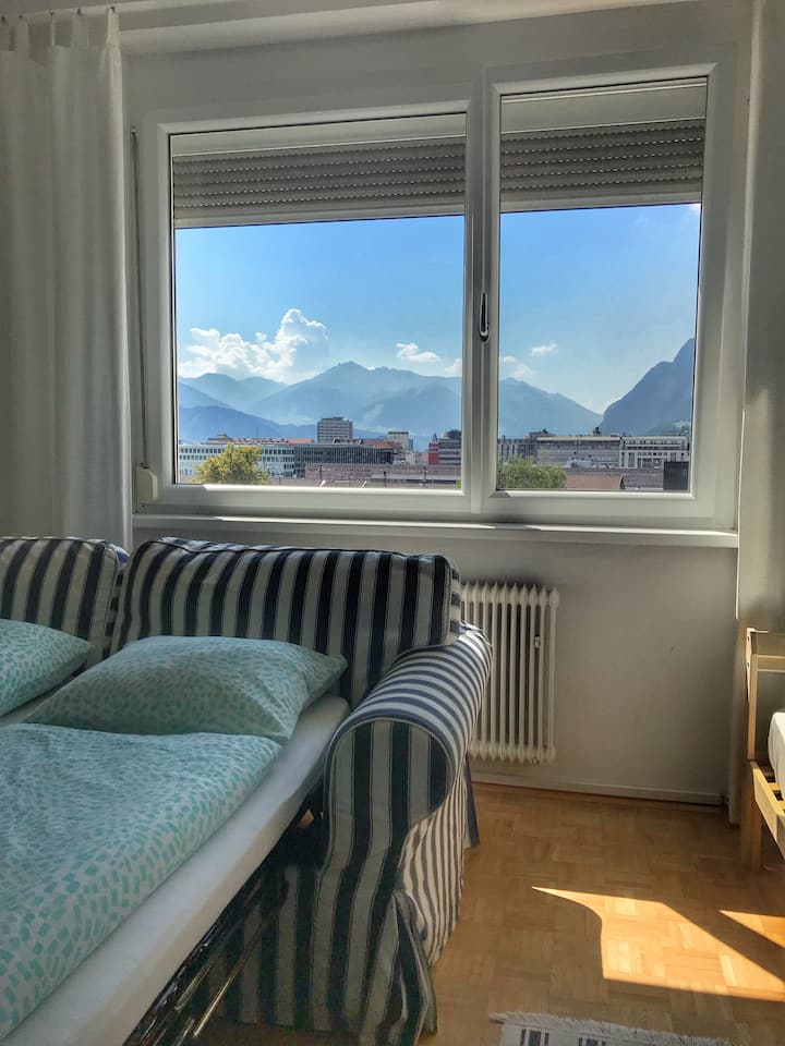 Private Room in a Central Aprt. near train station