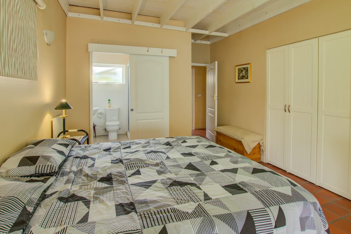 חדר השינה הראשי למטה צמוד