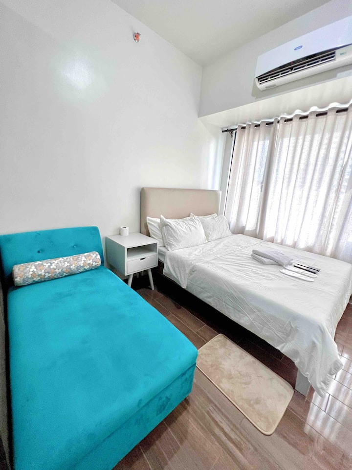 Slaapkamer met 1 eenpersoonsbed en 1 tweepersoonsbed compleet met beddengoed en dekbedden 