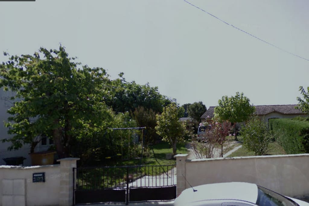 La maison est entourée d'un beau jardin fleuri sur une rue très calme