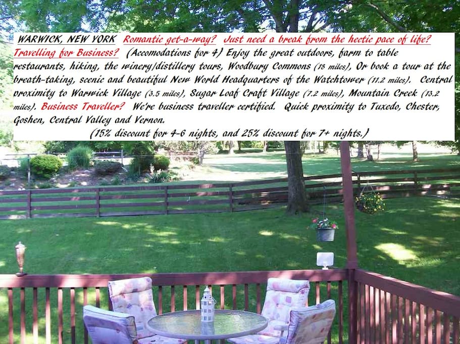 Private, Cozy and Comfortable, 1 bedroom apartment with additional queen size pull out sofa bed. Sleeps 4 comfortably!!