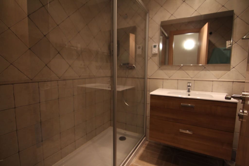 Salle de bain complète avec douche à l'italienne