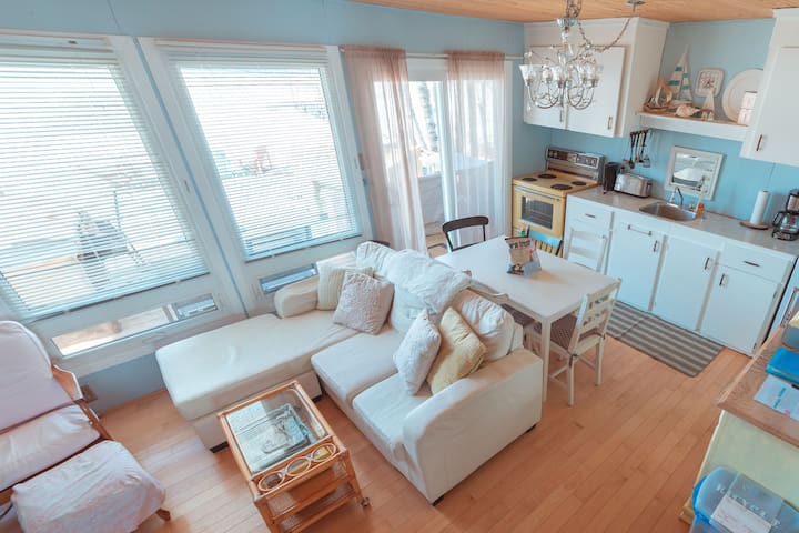 Quaint 3 Bdrm Waterfront Cottage