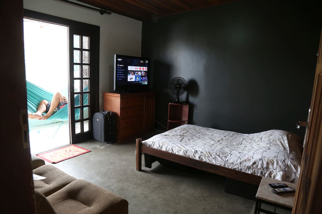 O quarto tem varanda de frente para a rua e vista panorâmica do Pão de Açúcar ao corcovado.