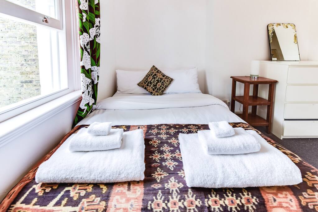 Linen and towels are provided.