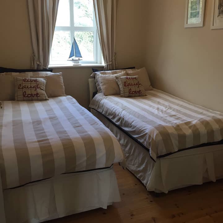 שני חדרי שינה עם מיטת יחיד.