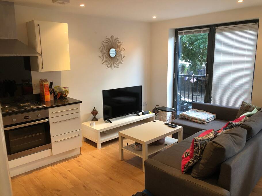 Living room with TV (now)