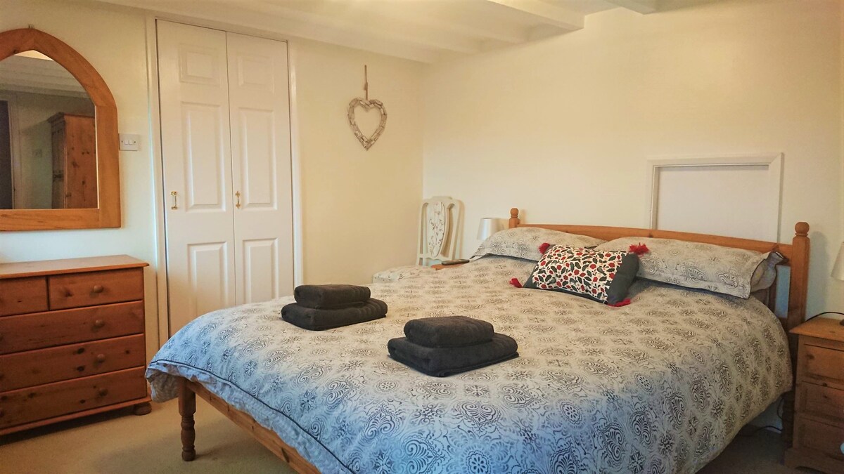 Beautiful king size bedroom with en-suite shower room on the second floor