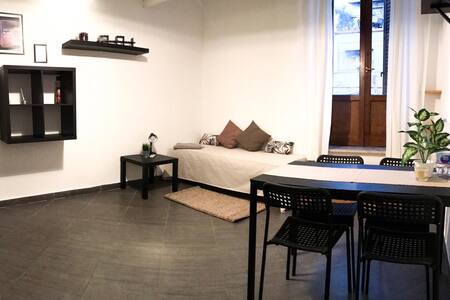 City center, 100m to via Roma + pocket wifi