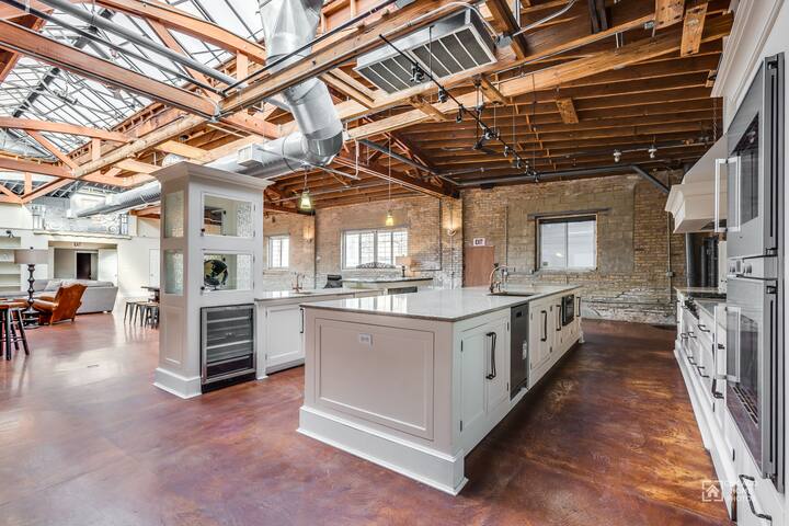 LOFT606: Gigantic Sunlit Former Factory Home gallery image 5