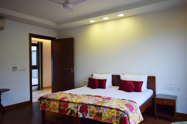 ห้องนอนห้องที่ 2 เชื่อมต่อผ่านทางเดิน