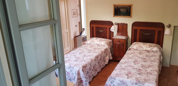 העריסה זמינה לילדים וניתן למקם אותה הן בחדר זה והן בחדר הכפול