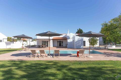5 bedroom villa with pool 200 m from the beach