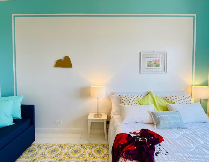 Master bedroom "Capri".
Spacious and bright room really confortable up 4 people.
Queen size bed and two single beds if you want.
Artwork of Faraglioni , just the name of the room.