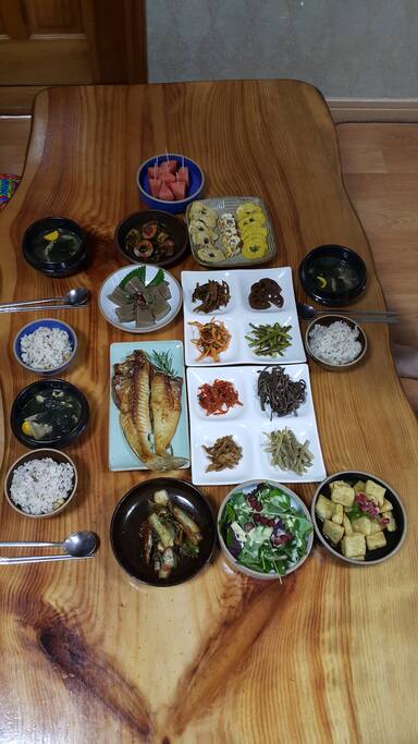 매일의 조식 밥상. 그날의 상차림은 인스타에서 뱅디가름을 검색하세요