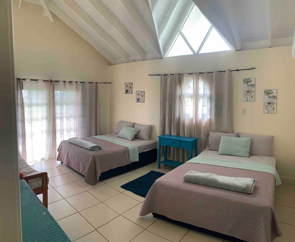 Due camere da letto.  Ognuna dotata di due letti queen-size.