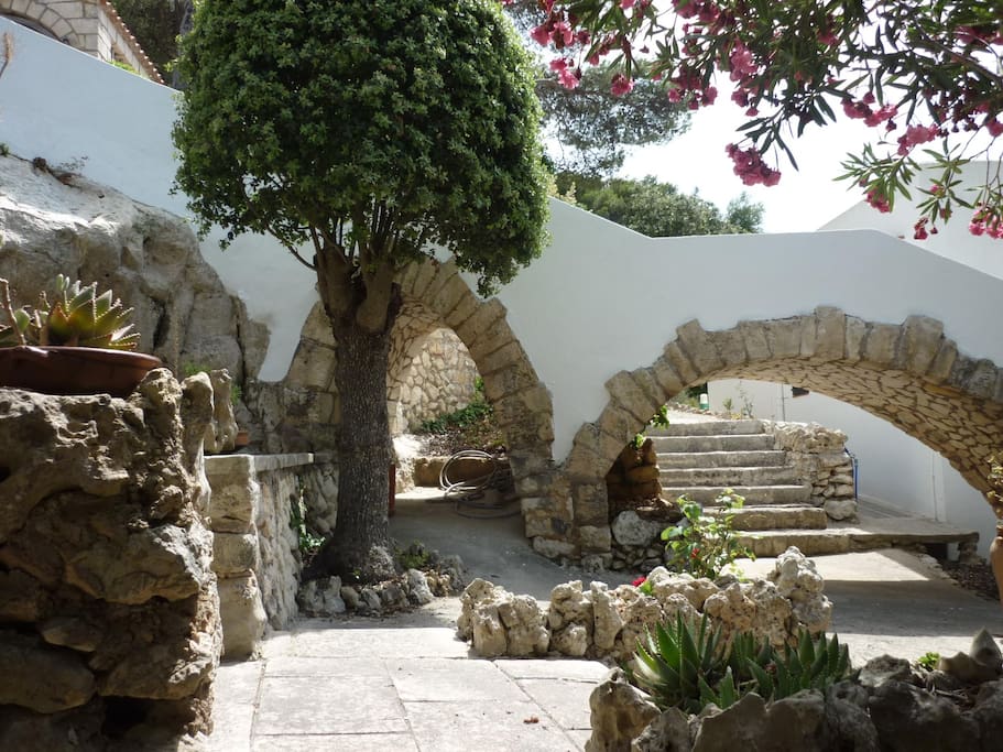Zona ajardinada, casa típica menorquina