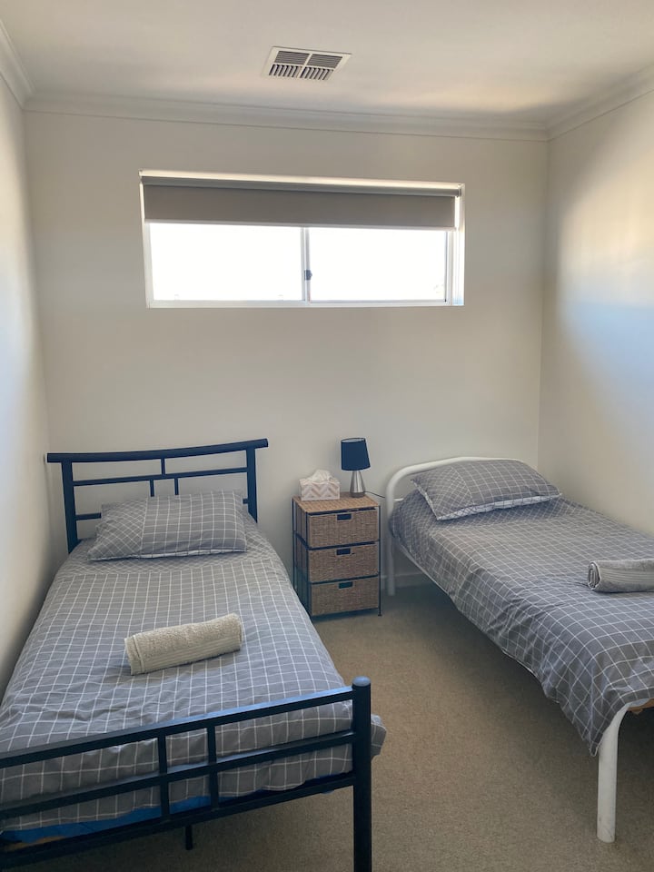 سريران مفردان يشملان خزانة الملابس 