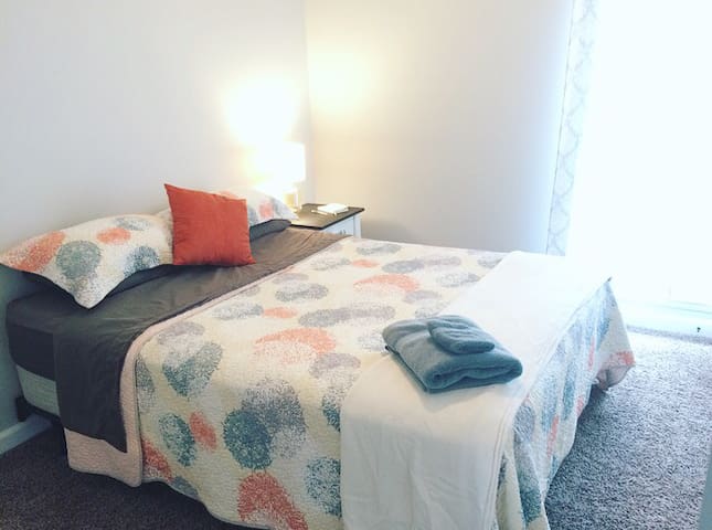 Cozy, clean, modern room 15 mins from Ft. Bragg