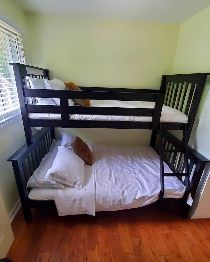 ห้องนอนที่สาม - เตียงสองชั้น 1 หลัง (เตียงคู่ 1 หลังและเตียงแฝด 1 หลัง)