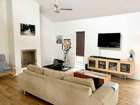 100 steps to the lake, pet friendly, fast internet