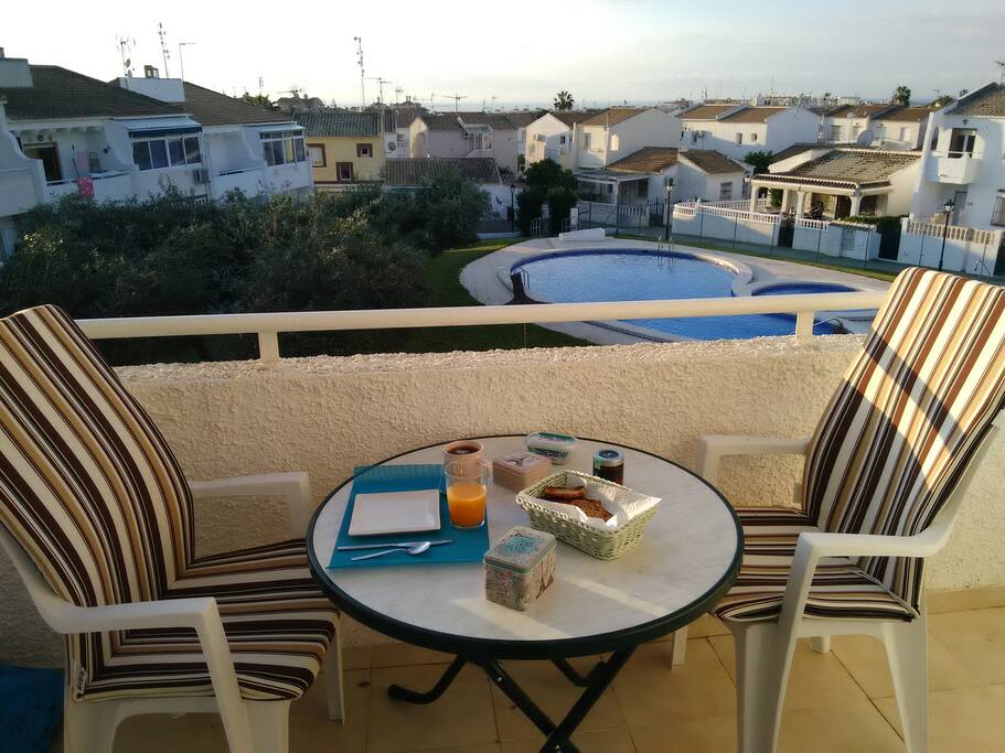 Un bon petit déjeuner sur le balcon pour commencer cette belle journée ensoleillée ( Début Avril 2017)