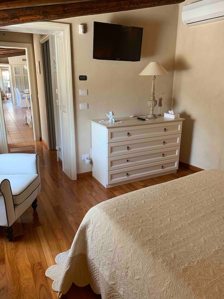 Chambre donnant sur le salon