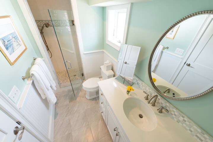 2 Bedrooms w/Loft, Deck & Fireplace on Thames St gallery image 3