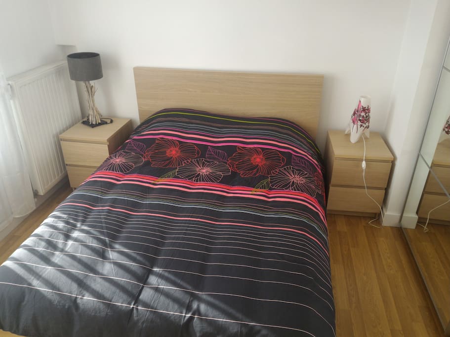 Chambre avec lit double et penderie