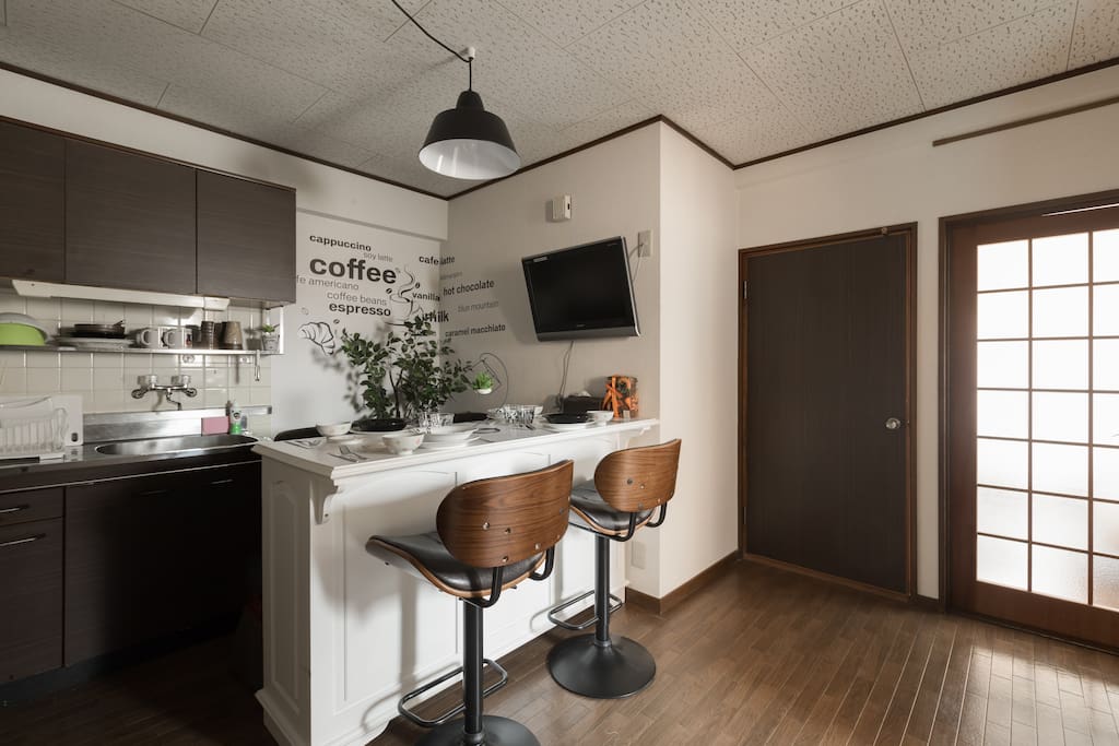 2. Very nice kitchen counter table! You can enjoy meal and TV all together!:-) ※トップに固定