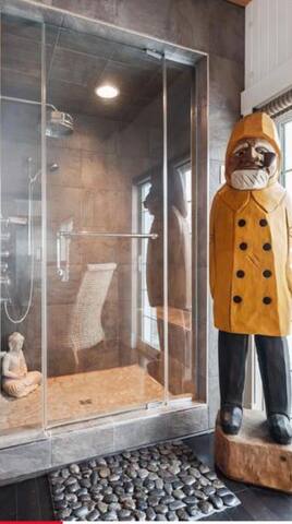 Luxury Cottage w/ Hot tub at Parlee Beach gallery image 5