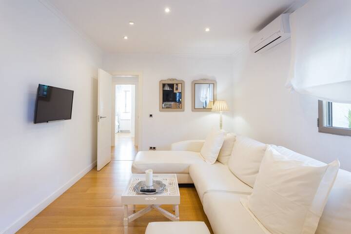 Მისაღები სივრცე სამზარეულოს ღია სივრცეში.