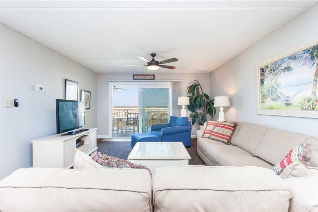 TV with a view! - Your toughest decision is going to be whether to watch the great views or the TV. . . . . What will you choose?