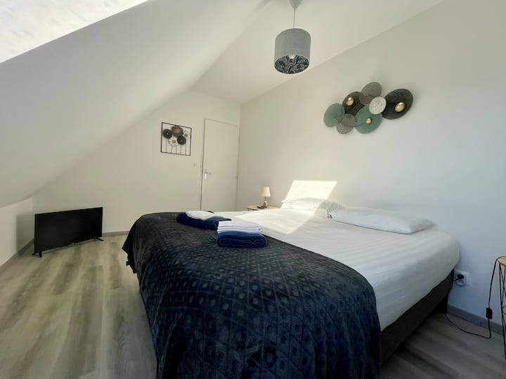 BEDROOM 2 ON THE FLOOR
160*200 BED