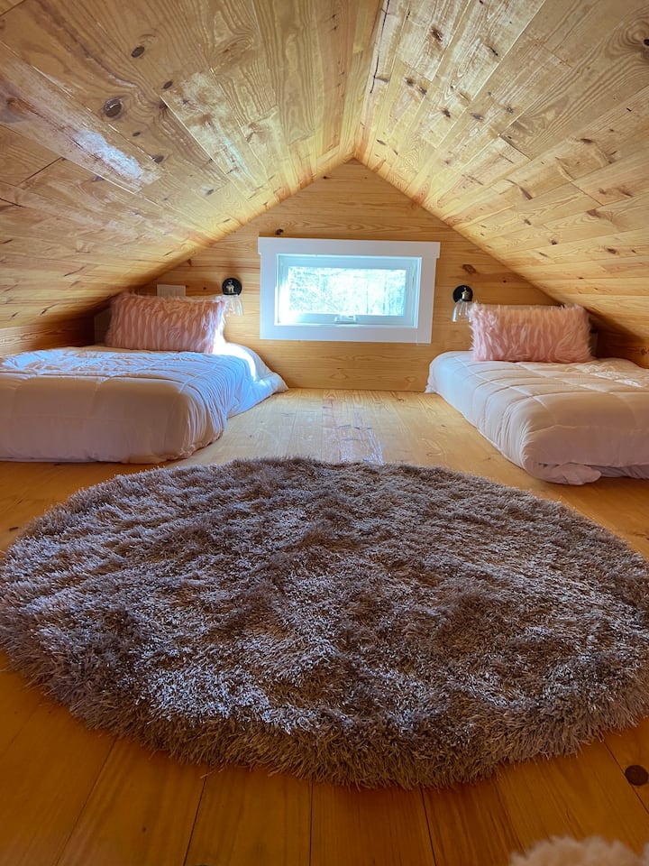 Два двокреветни кревета на поткровјето!  Добро е за мали деца или луѓе кои се сигурни да се искачат по скала!  