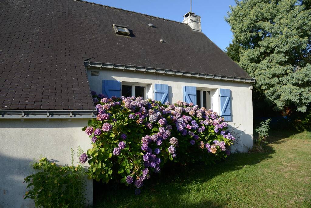 la maison vue du chemin