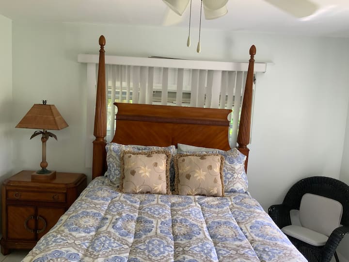 غرفة نوم بسرير مريح بحجم كوين - موضوع الجزيرة مفروش