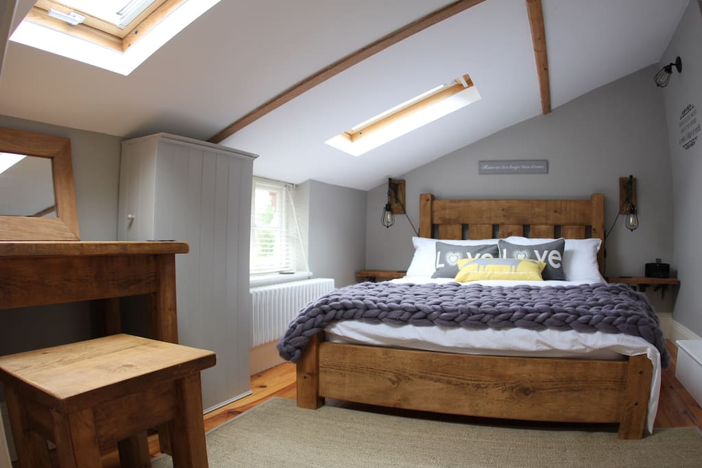 Double bedroom with dressing table