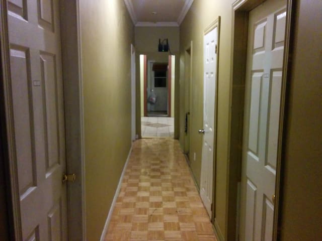 25#1 Walk 3 minutes to Metro Monk. Big  room.