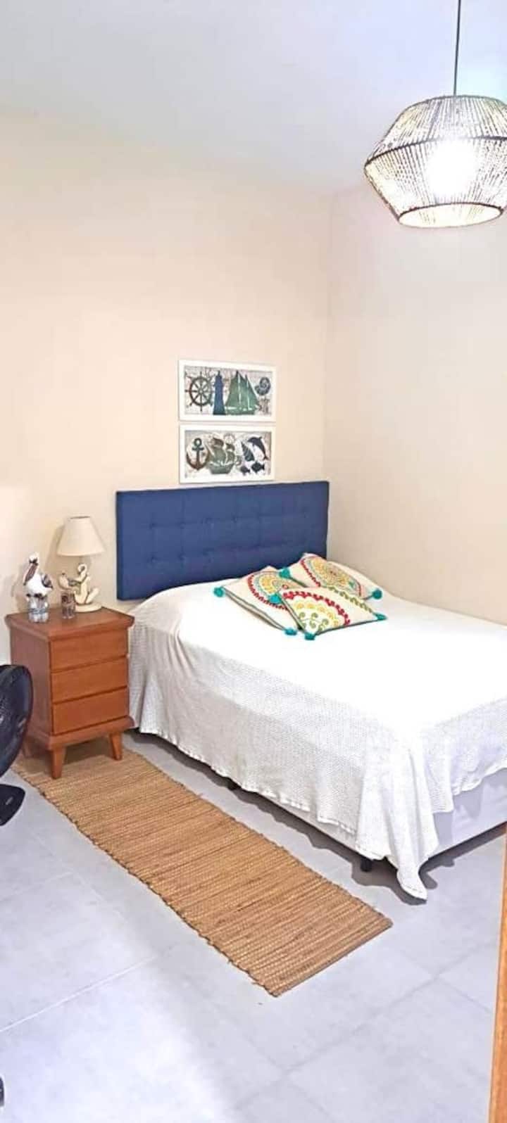 Chambre avec lit double et lit double, deux ventilateurs de table sont disponibles dans cette pièce.