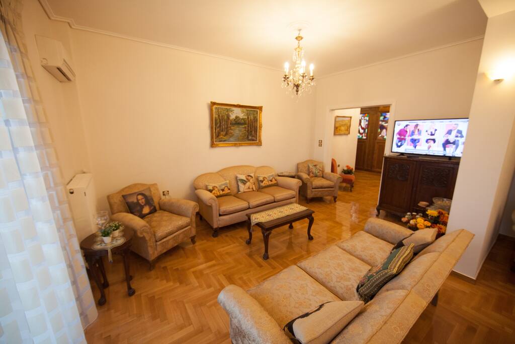 A clasic luxury living room